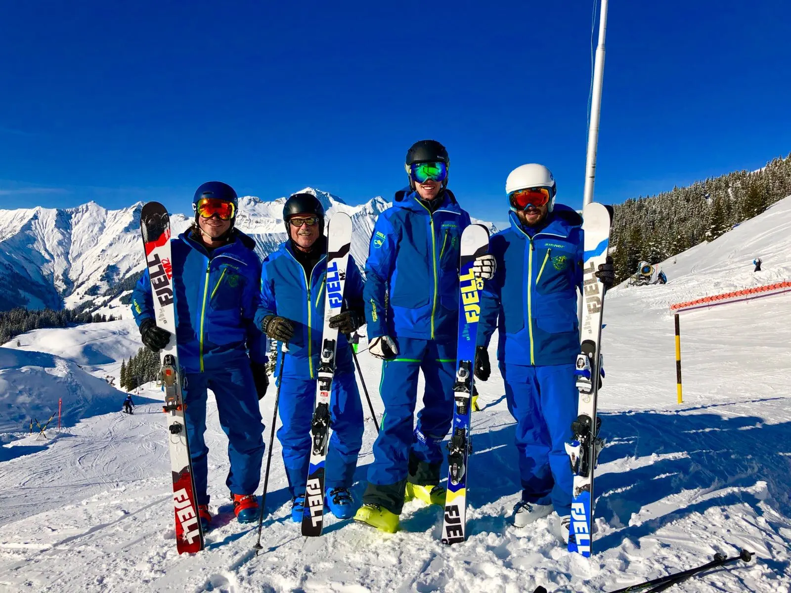 Clubmitglieder mit Ski auf der Piste