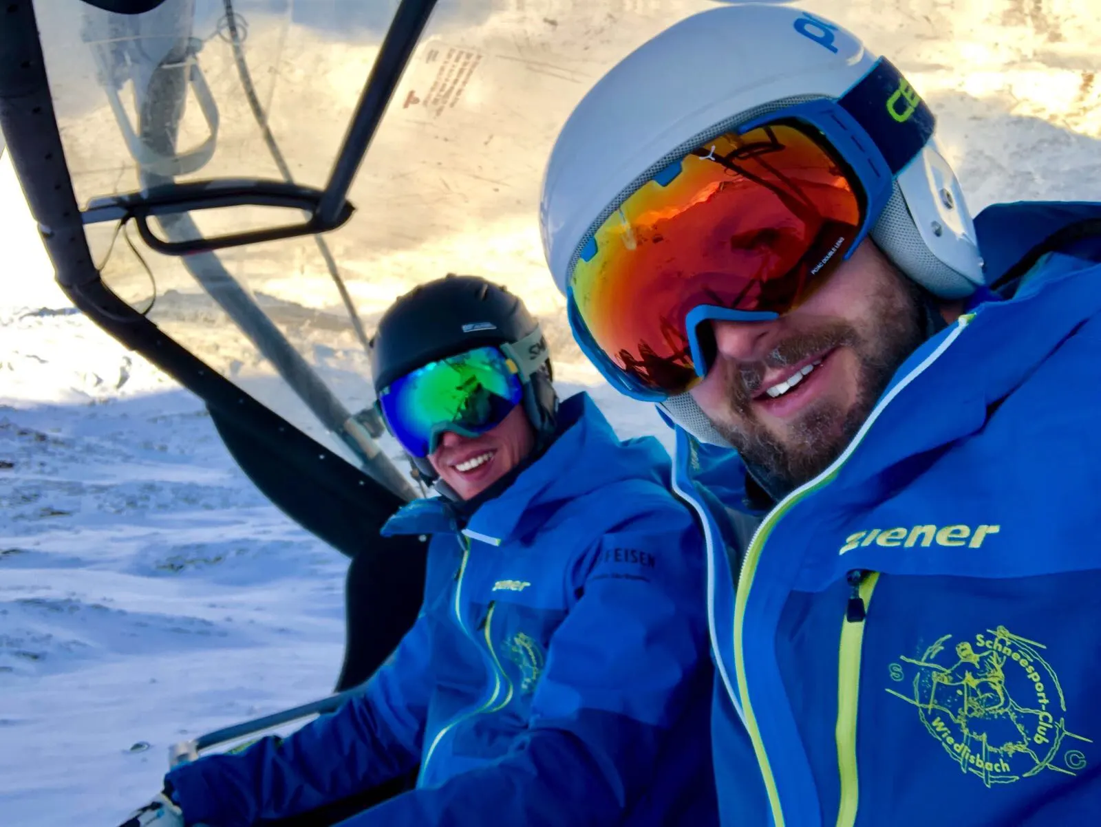 Zwei Clubmitglieder mit Skibrille im Sessellift