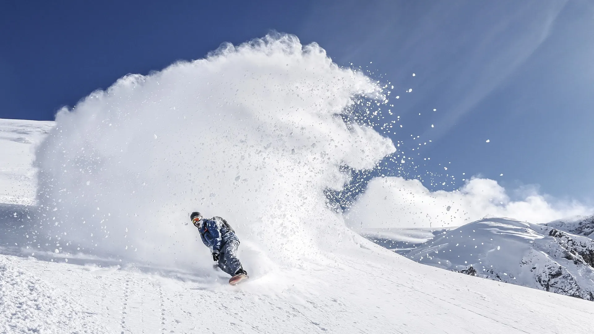 Snowboarder im Tiefschnee